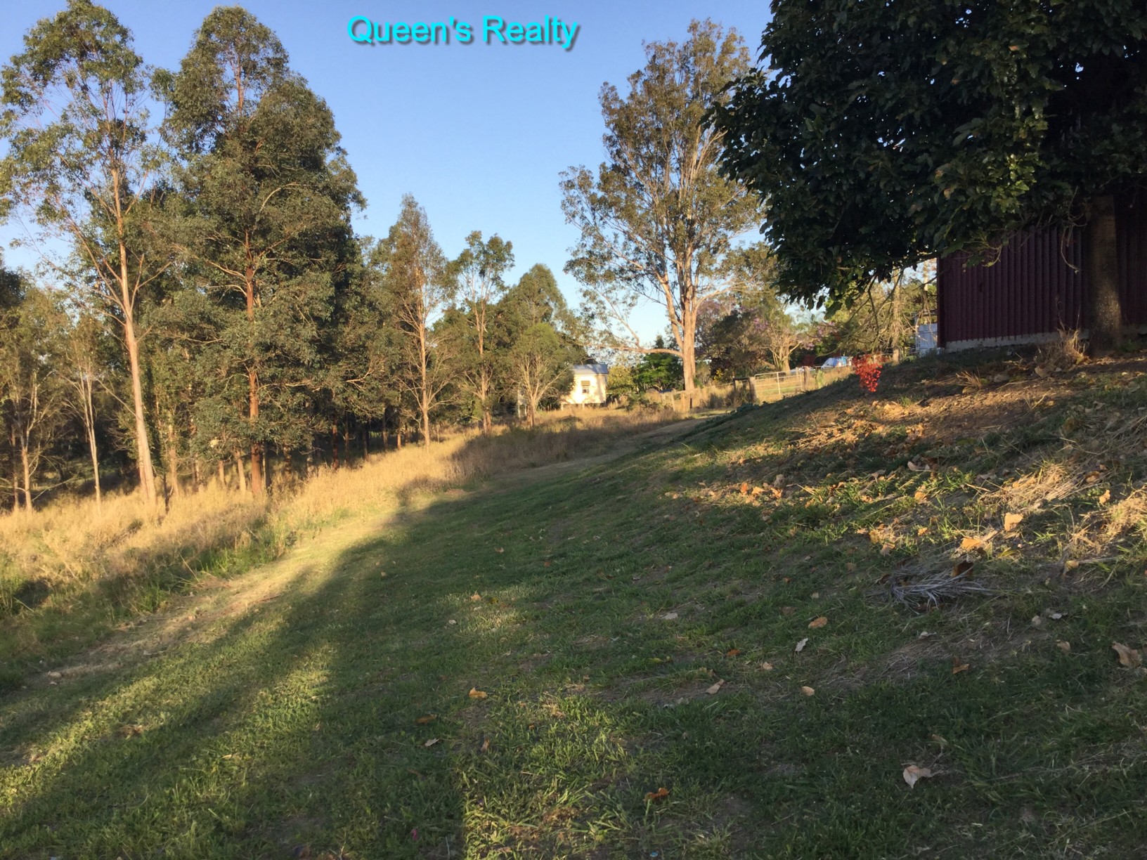 https://queensrealty.wordpress.com/wp-content/uploads/2015/11/29-marburg-10-acres-backyard-and-slope.jpg